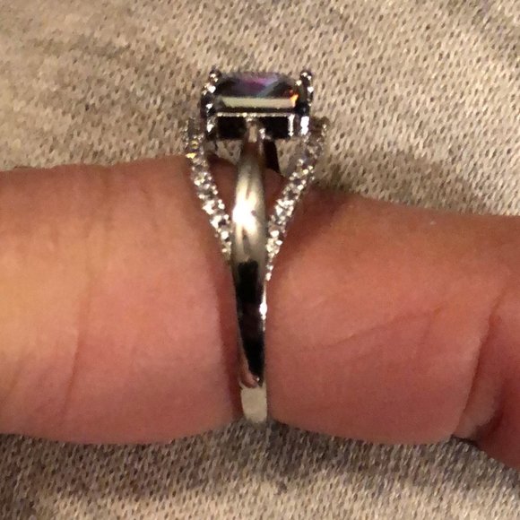 Beautiful Iridescent Ring - Picture 3 of 3